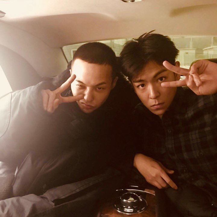 G-Dragon và T.O.P trao nhau cái nồng ấm trước khi cậu em trưởng nhóm lên đường nhập ngũ