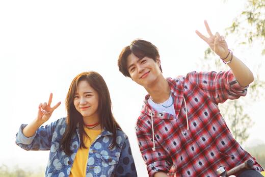 Gugudan Kim Sejeong v&agrave; Park Bogum được chọn l&agrave; người mẫu quảng c&aacute;o ch&iacute;nh thức cho Chiến dịch m&ugrave;a xu&acirc;n của Coca Cola