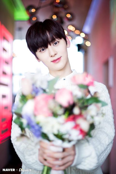 Ch&uacute;c mừng Valentine Trắng 14/03! Dispatch tung bộ ảnh ngọt ng&agrave;o của Wanna One Hwang Minhyun l&agrave;m qu&agrave; tặng cho c&aacute;c chị em 