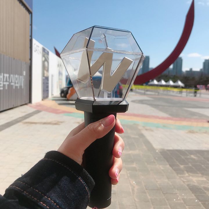 Lightstick mới của NU&rsquo;EST W c&oacute; thể đổi được nhiều m&agrave;u. Gi&aacute; 35.000 won (750.000 VNĐ chưa kể ship)