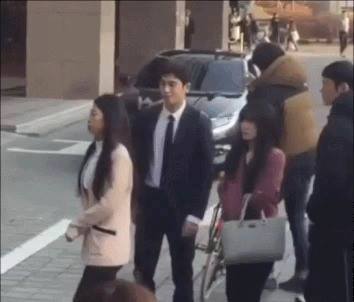 Park Hyung Sik đang rất đẹp trai cho đến khi Jang Dong Gun ăn b&aacute;nh m&igrave; lướt qua