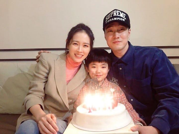 Bố So Ji Sub, mẹ Son Ye Jin và con trai Kim Ji Hwan ăn mừng bộ phim điện ảnh “Be With You” (Em Sẽ Đến Cùng Cơn Mưa) đạt 1 triệu lượt khán giả đến rạp, dẫn đầu phòng vé trong tuần đầu ra mắt