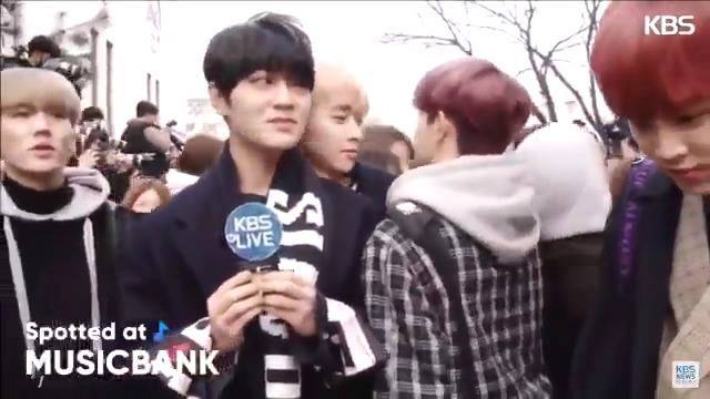 Sáng nay UP10TION đang trả lời phỏng vấn livestream trước cổng Music Bank thì bị fan nhóm khác chen lấn xô đẩy