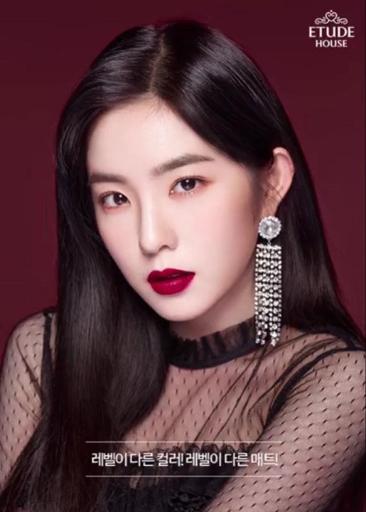 Red Velvet quảng cáo cho Etude House. Etude sơn tất cả mái ngói các cửa hàng thành màu đỏ sau khi chọn Red Velvet làm người mẫu