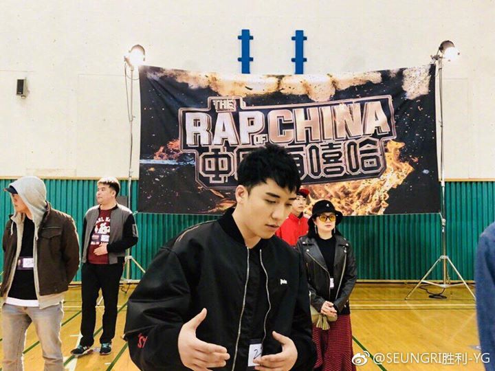 Bức ảnh BIGBANG Seungri đi thi “The Rap of China” là tác phẩm photoshop của một show tạp kỹ Hàn Quốc. Seungri đã gỡ các ảnh này khỏi Weibo sau khi nhận được nhiều phản ứng của fan về việc đây là show đạo nhái. “The Rap of China” cũng cho biết họ chưa mở v