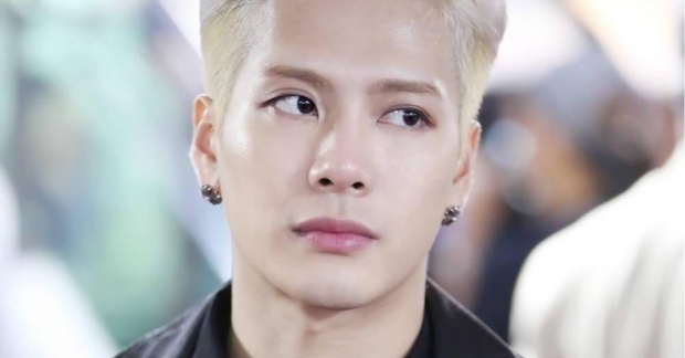 Jackson (GOT7) bị fan 'bắt tại trận' khi like hình 18+ trên Instagram