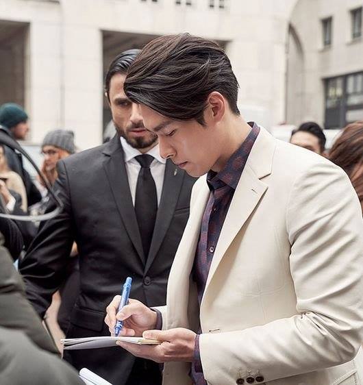 B&agrave;i b&aacute;o: "Một bức tượng tạc đang ngồi đ&oacute;" Hyun Bin cuốn trọn to&agrave;n bộ Milan