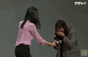 Instiz: Fan cố tr&aacute;nh khỏi c&aacute;i &ocirc;m của Yoona