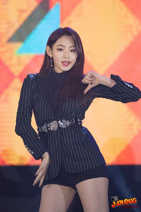 B&agrave;i b&aacute;o: Gugudan Mina 'm&aacute; ph&iacute;nh biến mất' 