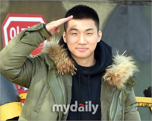 Bài báo: "Tôi sẽ hoàn thành nghĩa vụ thật tốt" Daesung nhập ngũ với nụ cười tươi