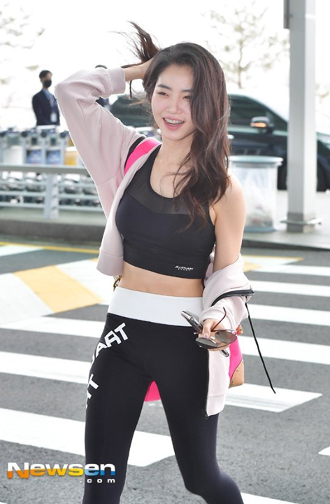 B&agrave;i b&aacute;o: Hwang Seung Eon 'thời trang khi&ecirc;u gợi khiến ph&oacute;ng vi&ecirc;n phải sốc' (thời trang s&acirc;n bay) 