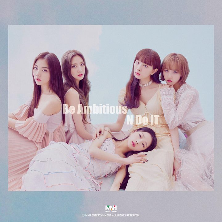 Nhóm nhạc em gái Chungha chính thức lộ diện với 5 thành viên có tên BVNDIT (Be Ambitious N Do It)
