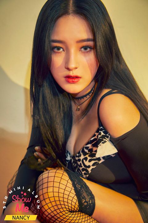 MOMOLAND thay đổi concept sexy mạnh mẽ trong mini album “SHOWME” phát hành ngày 20/3. Ca khúc chủ đề “I’M SO HOT” sản xuất bởi Shinsadong Tiger 