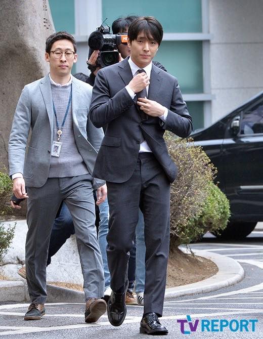 Cựu trưởng nhóm F.T. ISLAND Choi Jong Hoon trình diện trước Sở Cảnh sát Seoul để điều tra cáo buộc phát tán ảnh chụp lén và “đi cửa sau” với cảnh sát