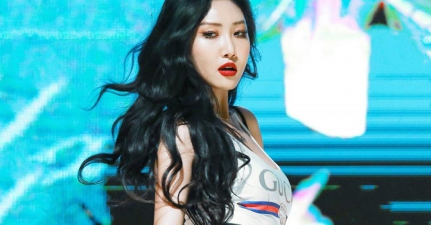 Phản ứng của "nữ thần mukbang" Hwasa (MAMAMOO) khi được hỏi có quan tâm đến việc giữ dáng hay không 