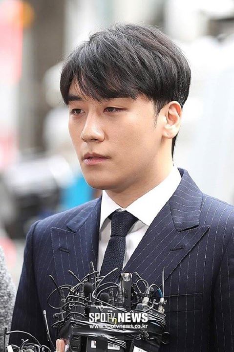 theqoo: Seungri bị phát hiện gửi ảnh khỏa thân của các cô gái