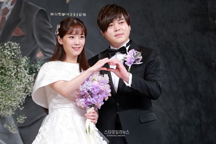 H.O.T Moon Hee Jun và Crayon Pop Soyul bất ngờ thông báo sẽ hạ sinh con gái đầu lòng sau 2 tuần nữa. Trước đó cặp đôi gây sốc cho fan hâm mộ khi tuyên bố kết hôn vào tháng 11/2016. Công ty Soyul từng một lần phủ nhận đây không phải "cưới chạy bầu."