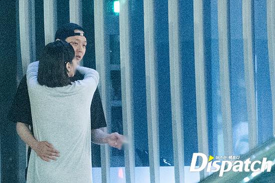 Dispatch tung ảnh hẹn h&ograve; của JYJ Park Yoochun v&agrave; vị h&ocirc;n th&ecirc; Hwang Hana (ch&aacute;u g&aacute;i người s&aacute;ng lập tập đo&agrave;n sữa lớn nhất H&agrave;n Quốc Namyang Products) tại một nh&agrave; h&agrave;ng ở Gangnam ng&agrave;y 11/5. Sau khi d&ugrave;ng xong bữa tối, Yoochun tiễn Hanna rời đi tr&ecirc;n chiếc Rolls Ro