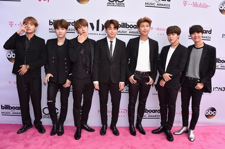BTS trên thảm hồng Billboard Music Awards 2017 ở Las Vegas, Mỹ. Nhóm nhạc K-Pop đầu tiên được đề cử và có mặt tại đây.