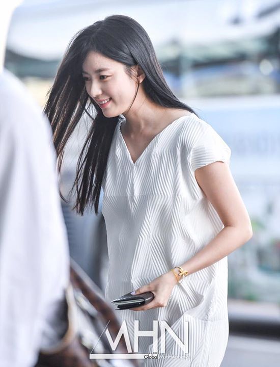 Han Hyo Joo, "vẻ đẹp thanh khiết" tại s&acirc;n bay đi Hawaii chụp họa b&aacute;o chiều nay.