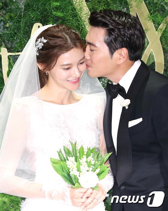 Đ&aacute;m cưới của cặp đ&ocirc;i "Glamorous Temptation" Cha Ye Ryun v&agrave; Joo Sang Wook sau 1 năm hẹn h&ograve;. MBC kh&aacute; m&aacute;t tay khi xe duy&ecirc;n cho c&aacute;c cặp đ&ocirc;i phim giả t&igrave;nh thật. C&ocirc; d&acirc;u cũng ch&iacute;nh l&agrave; người bắt được hoa cưới của S.E.S Bada th&aacute;ng 3 vừa qua.