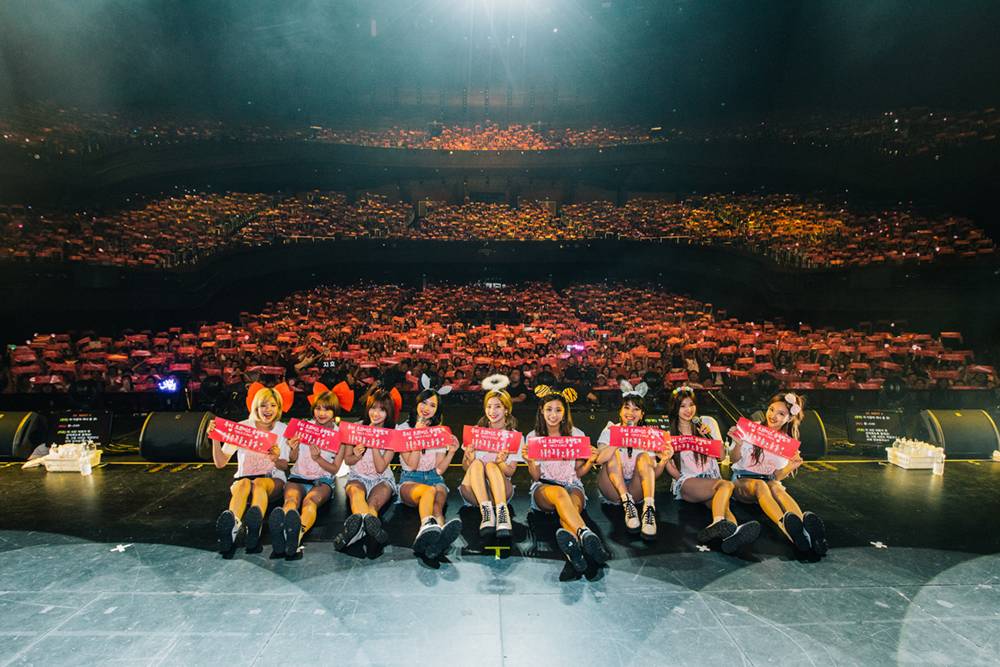 TWICE bán “cháy vé” cho concert đầu tiên tại Singapore của họ