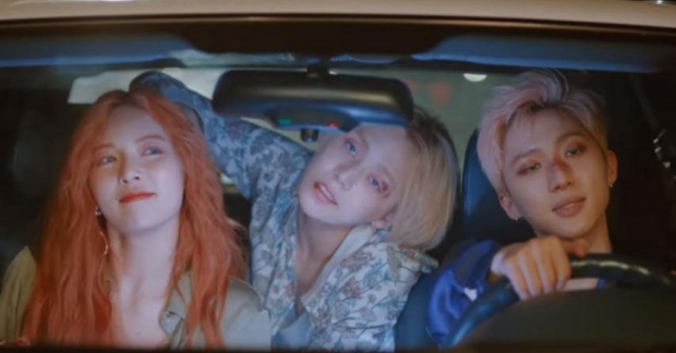 Th&agrave;nh vi&ecirc;n Triple H diễn cảnh th&acirc;n mật, n&oacute;ng bỏng trong MV debut