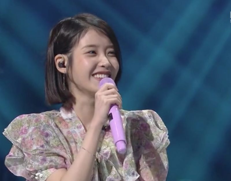 IU bàn về sai lầm không thể nào quên của mình + thể hiện những bài hát mới trên "Yoo Hee Yeol's Sketchbook"