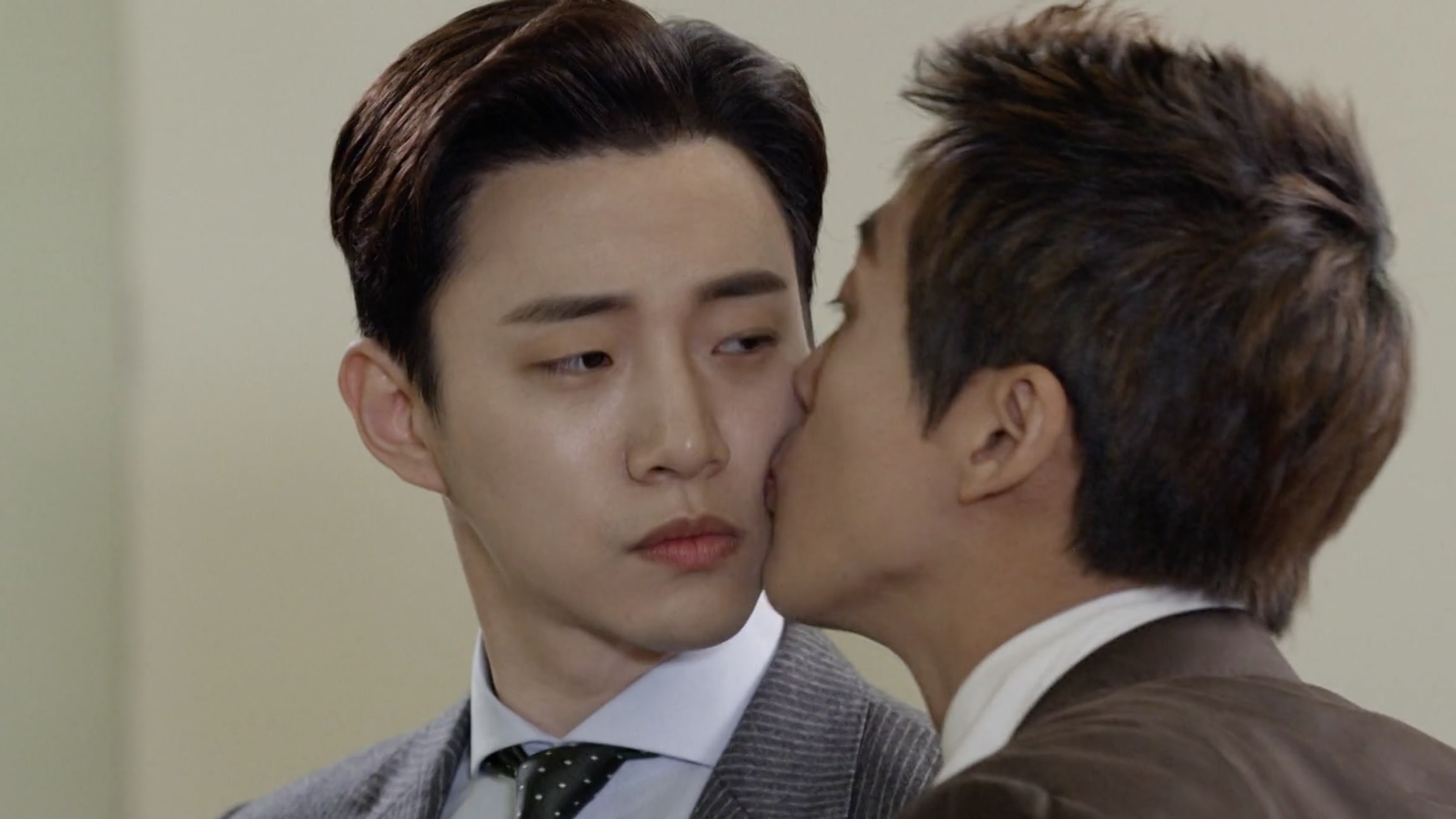 Junho(2PM) hài hước mô tả cảnh hôn “ẩm ướt” của anh với Namgung Min