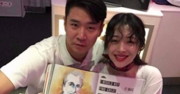 Bạn trai mới của Sulli cảm thấy khốn đốn khi bị đ&agrave;o s&acirc;u cuộc sống ri&ecirc;ng tư