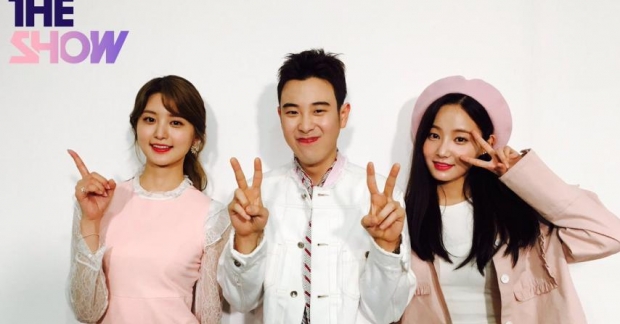 P.O (Block B), Junghwa (EXID) và Yeonwoo (MOMOLAND) kết hợp trong vai trò MC của The Show