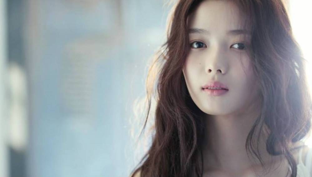 Nữ diễn viên Kim Yoo Jung bị chấn thương cánh tay