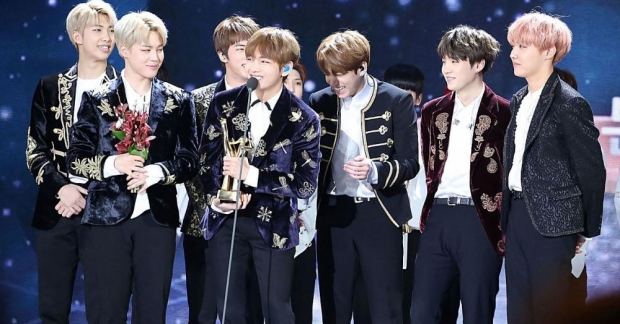 Nếu muốn xem ảnh "m&aacute;t mẻ" của Jimin h&atilde;y tham gia theo d&otilde;i t&agrave;i khoản Vlive của nhóm 