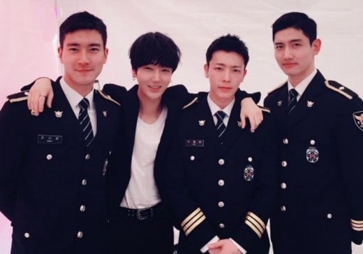 Super Junior Yesung chia sẻ bức ảnh tái hợp với Choi Siwon, Donghae và TVXQ Changmin