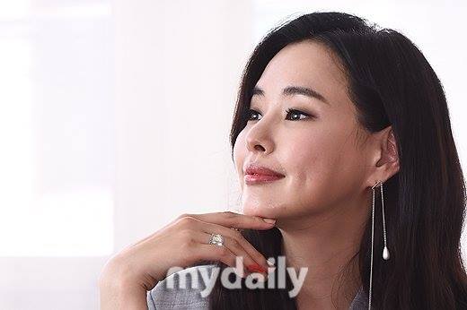 Bài báo: Honey Lee, "Chia vui với Kim Tae Hee vì đã có thai... còn việc có ghen tị không khi cô ấy kết hôn? Nếu có chút nào ghen tị thì tôi đã kết hôn rồi" 