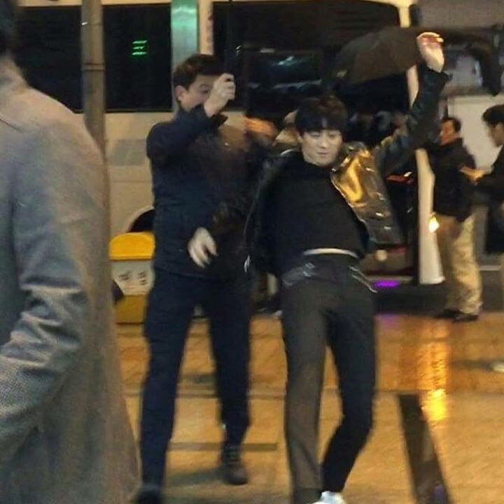 Kang Dong Won, suýt trượt chân ngã nhưng vẫn phải đẹp trai ㄷㄷㄷ