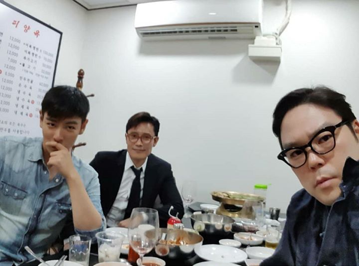 T.O.P đi ăn cùng Lee Byung Hun tại một quán mì lạnh Pyeongyang nổi tiếng ở Cheongdam, Seoul. Cả hai từng hợp tác trong bộ drama “Iris” năm 2009