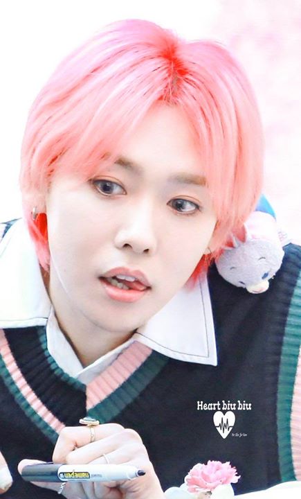 WINNER Jinwoo vừa quay lại với tóc đỏ