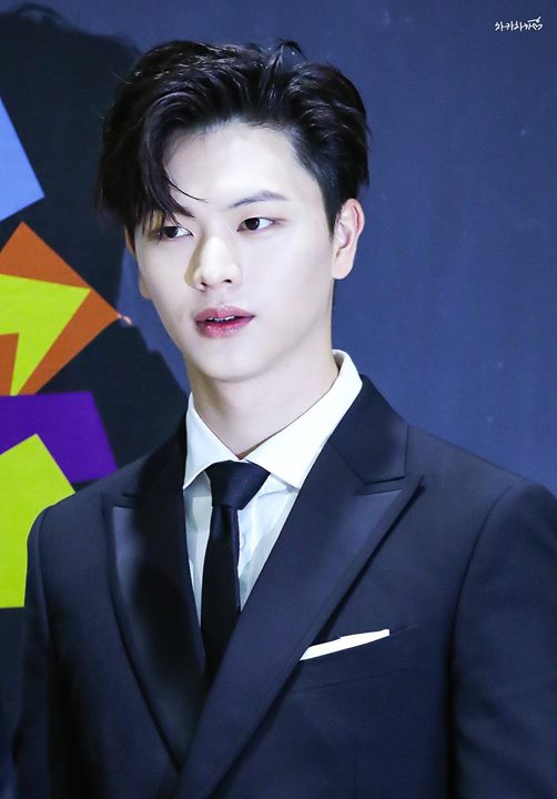 BTOB Yook Sungjae bỗng dưng nhìn như nam chính trong bộ phim điện ảnh tội phạm thế giới ngầm 18+