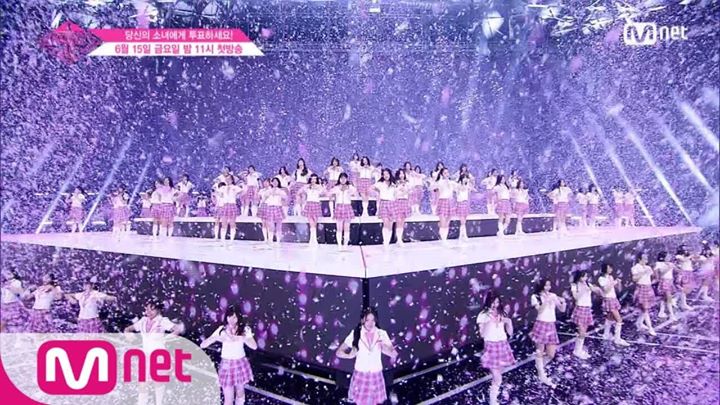 Sân khấu “PICK ME” của Produce48 được trình diễn bởi 96 thí sinh đến từ Hàn Quốc và Nhật Bản. Center người Nhật: Miyawaki Sakura - Center người Hàn: Lee Kaeun 