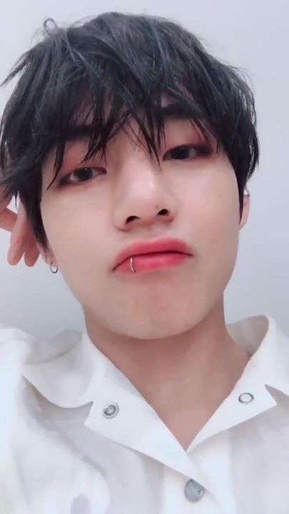 Đôi môi đeo khuyên của BTS V 