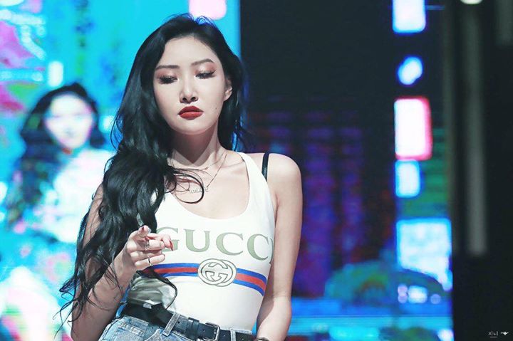 MAMAMOO Hwasa trở thành chủ đề nóng khi mặc đồ Gucci biểu diễn trên sân khấu