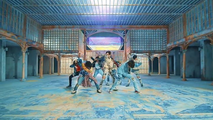 “FAKE LOVE” của BTS cán mốc 40.9 triệu view sau 24h xuất xưởng - vượt qua “GENTLEMAN” của PSY để trở thành MV K-Pop có số lượt xem cao nhất trong 1 ngày.