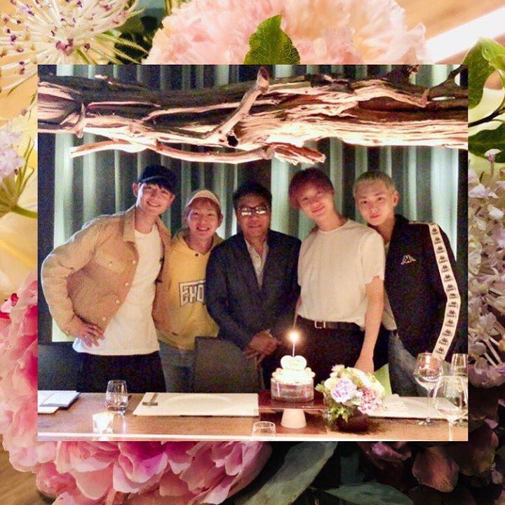 SHINee Key đăng ảnh nhóm chụp cùng nhà sáng lập SM Lee Soo Man lên Instagram: