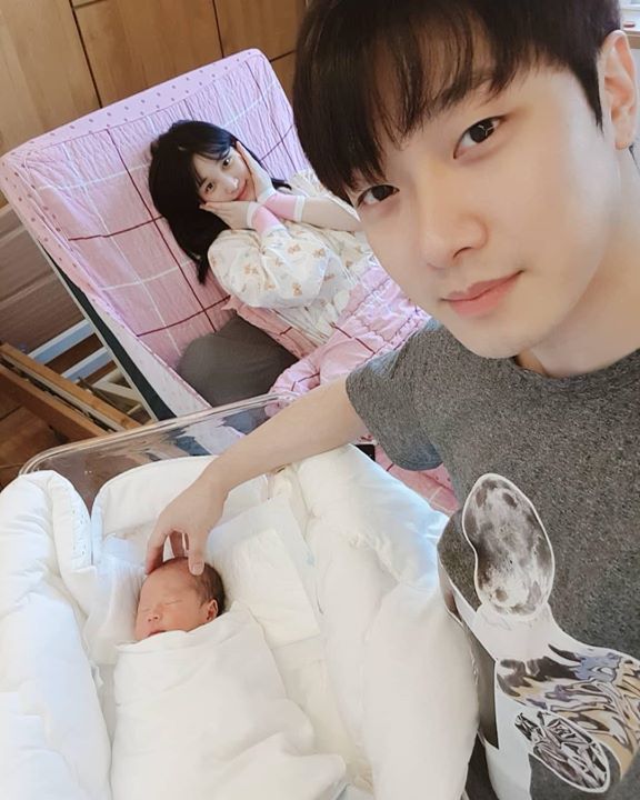 F.T. Island Minhwan khoe ảnh vợ và con trai mới sinh Jaeyul: “Em bé đầu lòng của chúng tôi chào đời vào ngày 18/05! Chúng tôi vừa ôm nhau vừa khóc trong hôm ấy.. Thật hạnh phúc! Chúng tôi sẽ sống thật tốt!! Cảm ơn tất cả mọi người đã gửi lời chúc phúc cho