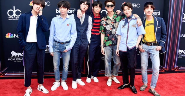 BTS trở thành nghệ sĩ Kpop đầu tiên thống trị Billboard 200