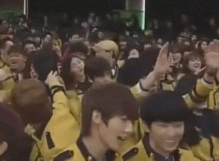 Pann: Sao NCT Taeyong trong gif này một mình một kiểu thế?