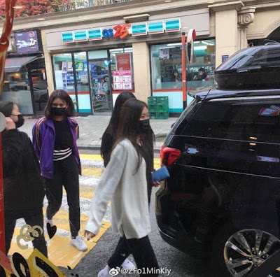 Instiz: Jeon Somi, Shin Ryujin, Lee Chaeryung xuất hiện trước cửa tòa nhà JYP (Line up tiềm năng cho nhóm mới của JYP)  