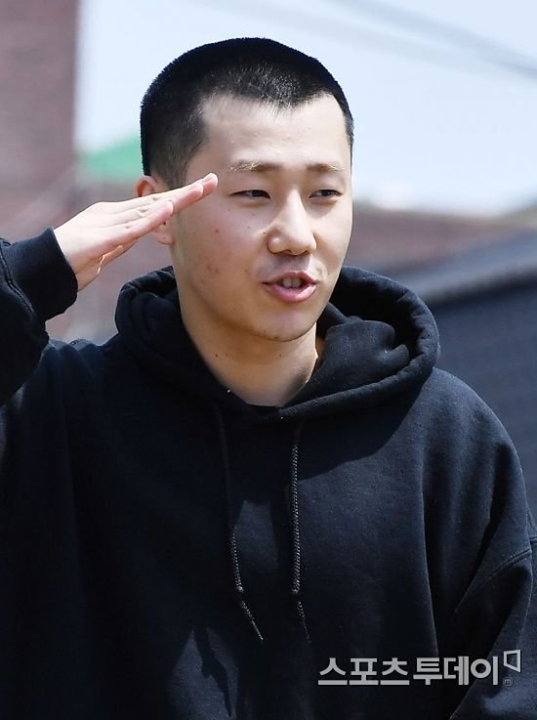 Bài báo: Sunggyu nhập ngũ 'nghiêm!' chào fan 