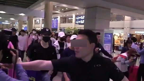 Bài báo: Quản lý và đội vệ sĩ của NCT127 dính tranh cãi vì hành vi bạo lực và chửi rủa phóng viên 